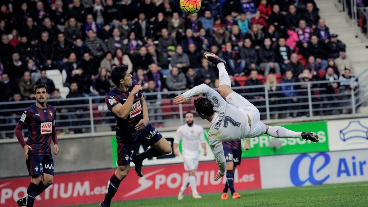 Real Madrid gana al Eibar y se mantiene en la lucha por el liderato