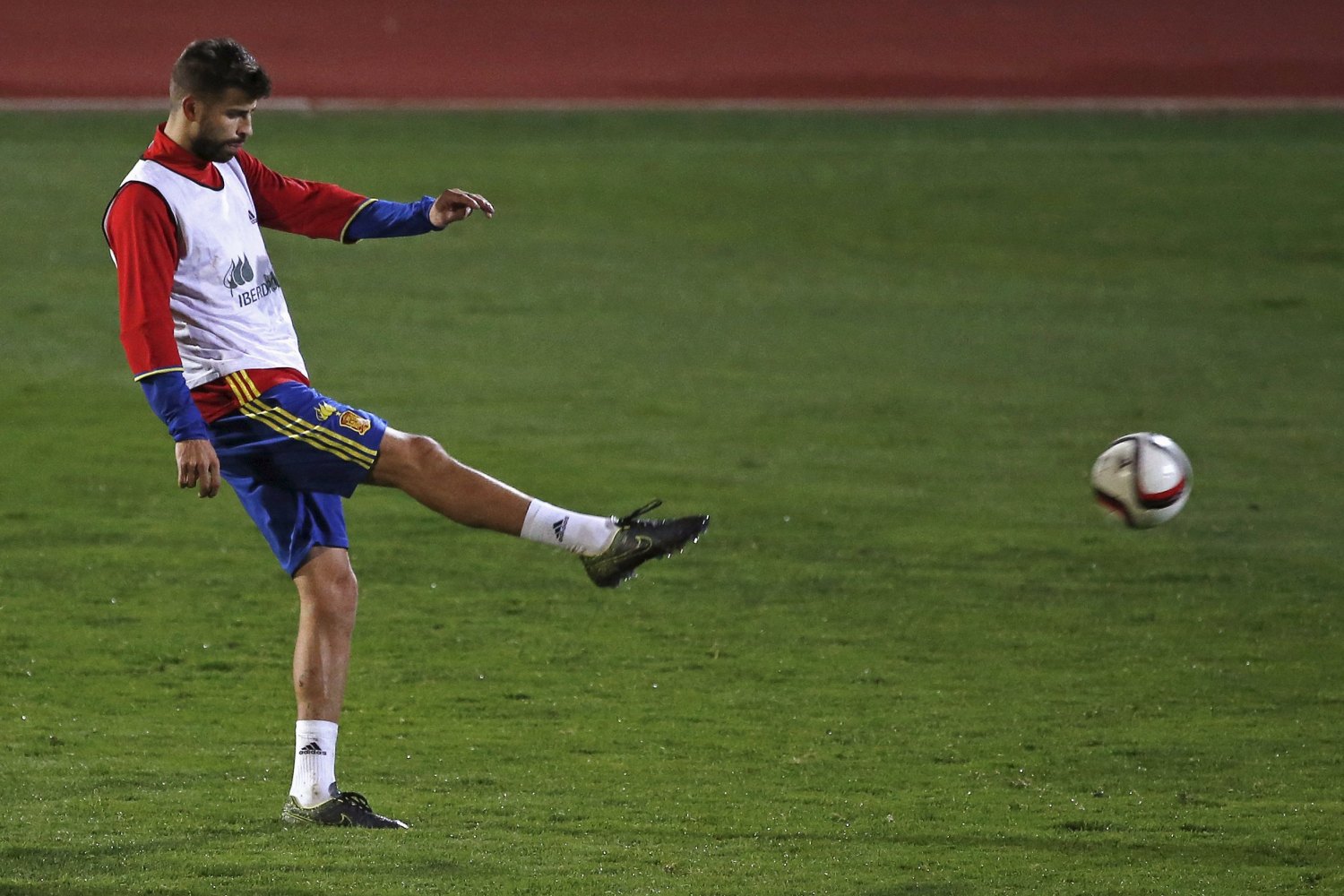Vicente Del Bosque downplays whistles to Gerard Piqué