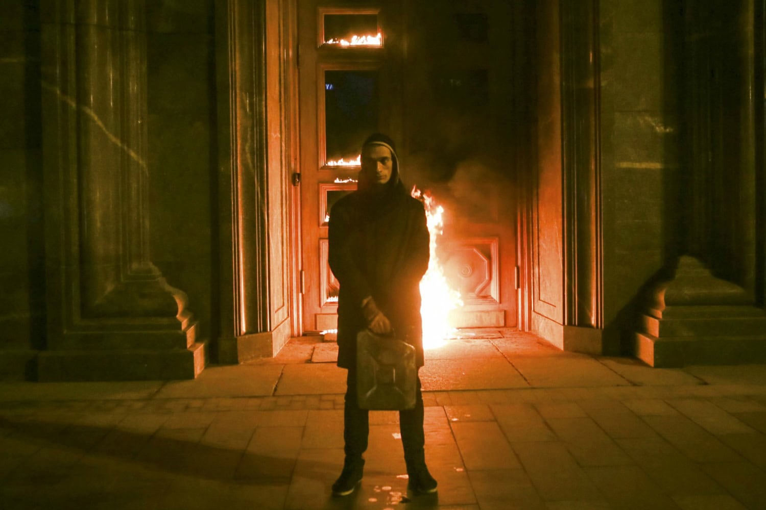 Detienen al artista ruso Pyotr Pavlensky después de atacar el edificio del servicio de seguridad