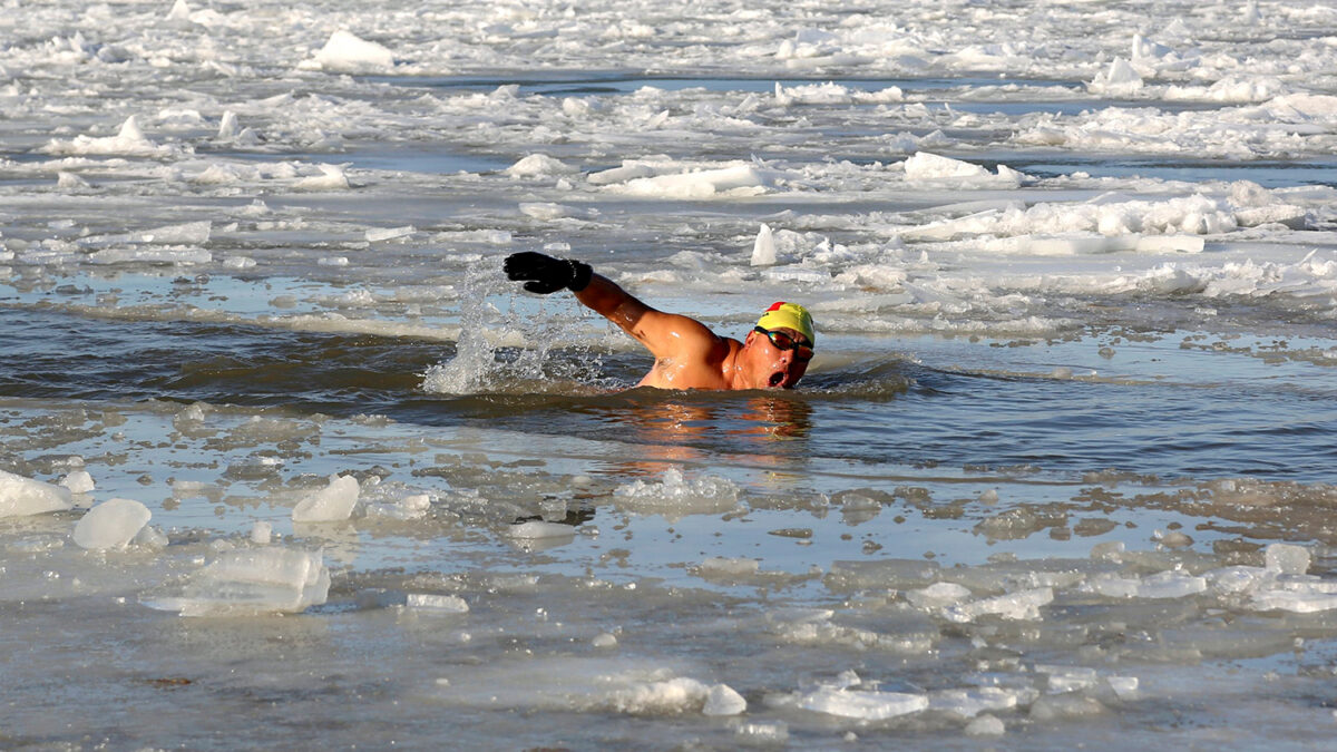 Nadadores desafían el tiempo nadando en aguas heladas