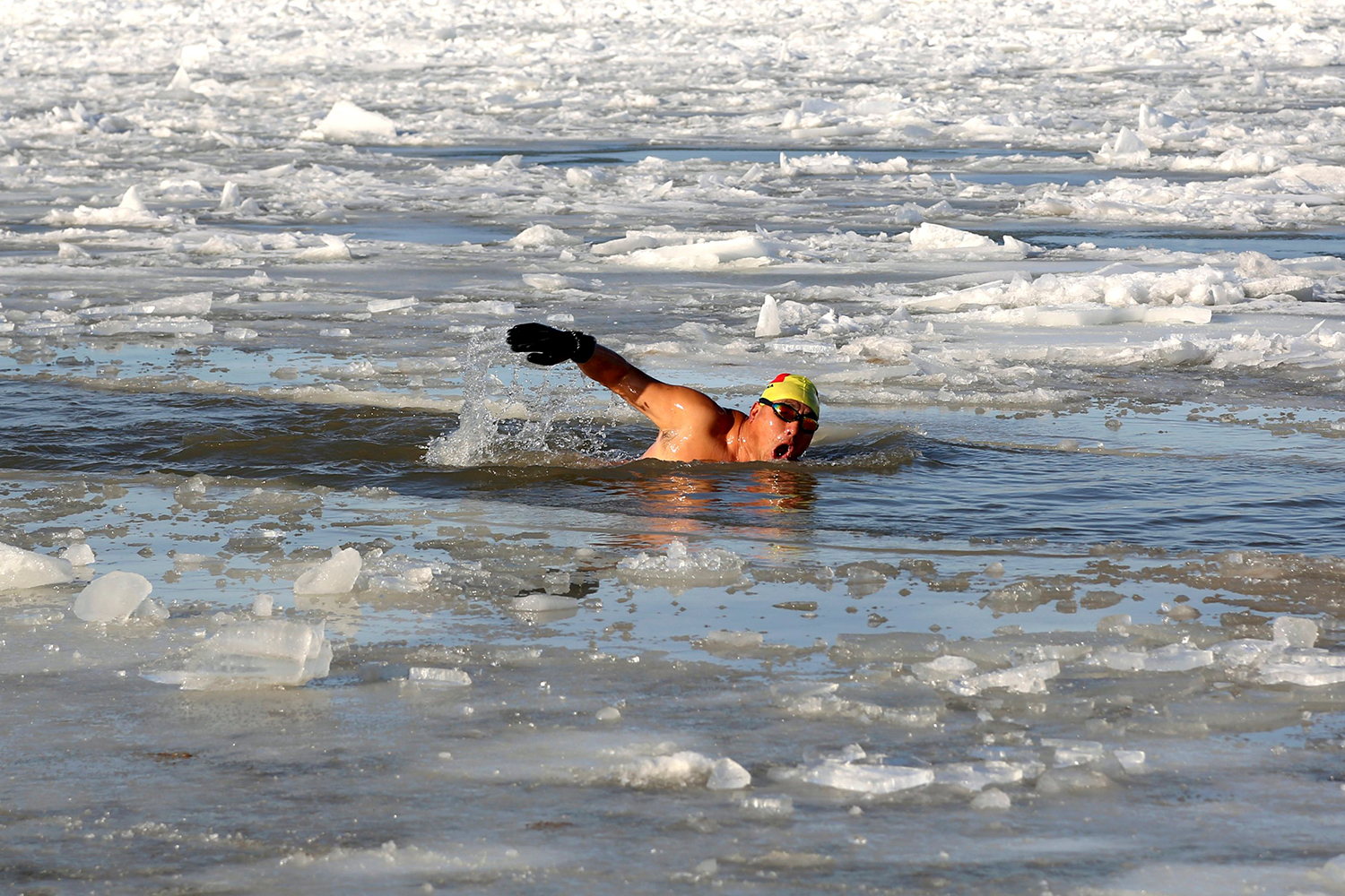Nadadores desafían el tiempo nadando en aguas heladas