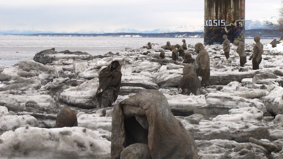 Decenas de esculturas invaden las playas de Alaska en apoyo a la salud mental