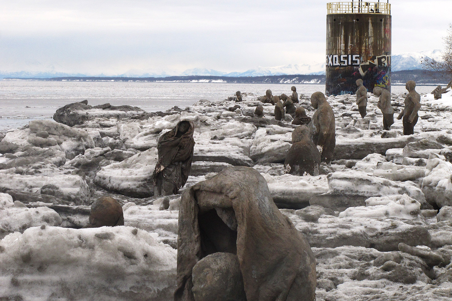 Decenas de esculturas invaden las playas de Alaska en apoyo a la salud mental