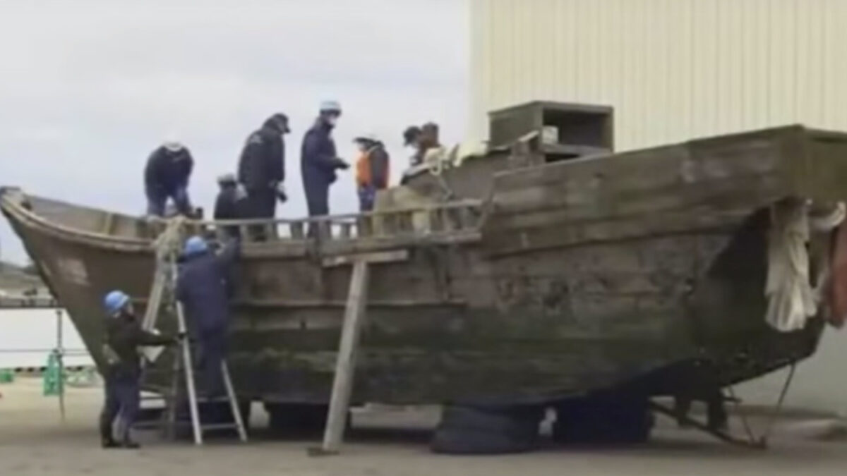 Aparecen 11 barcos fantasma con 20 marineros muertos en Japón