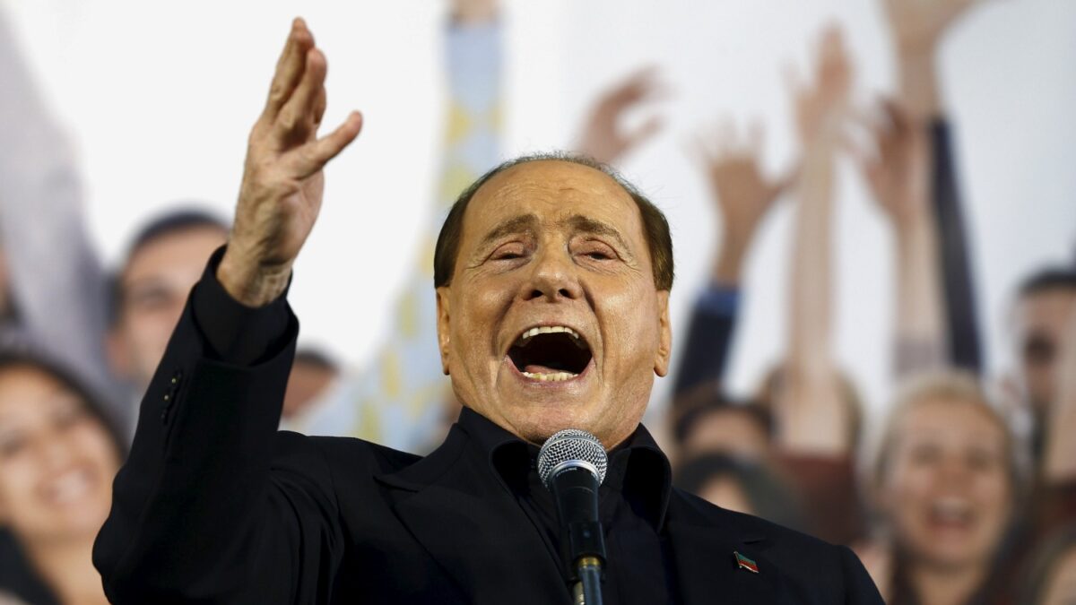 Silvio Berlusconi returns and goes at Renzi