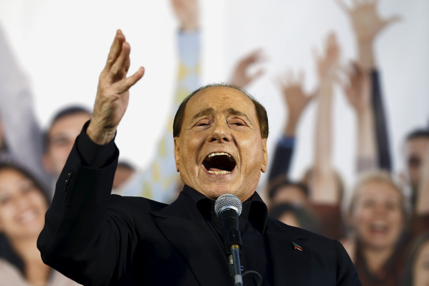 Silvio Berlusconi returns and goes at Renzi