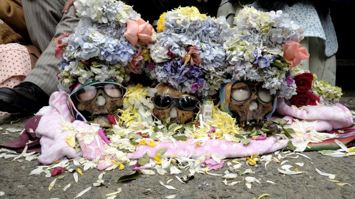 Bolivia’s day of “ñatitas”: skulls, drinks and coca leaves