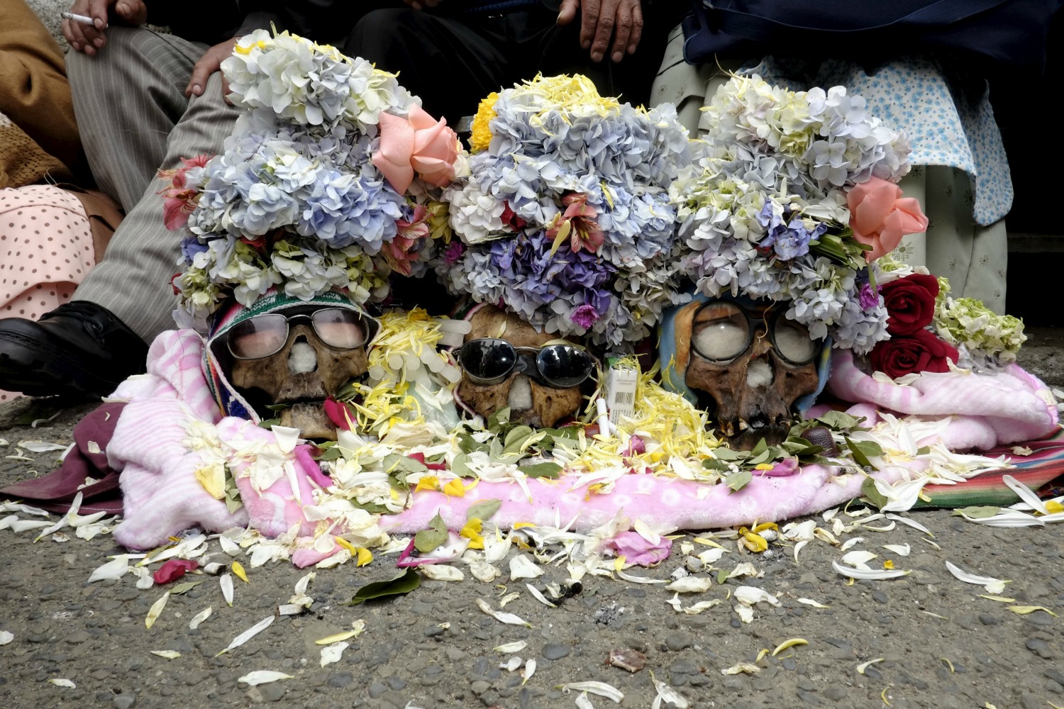 Bolivia’s day of “ñatitas”: skulls, drinks and coca leaves