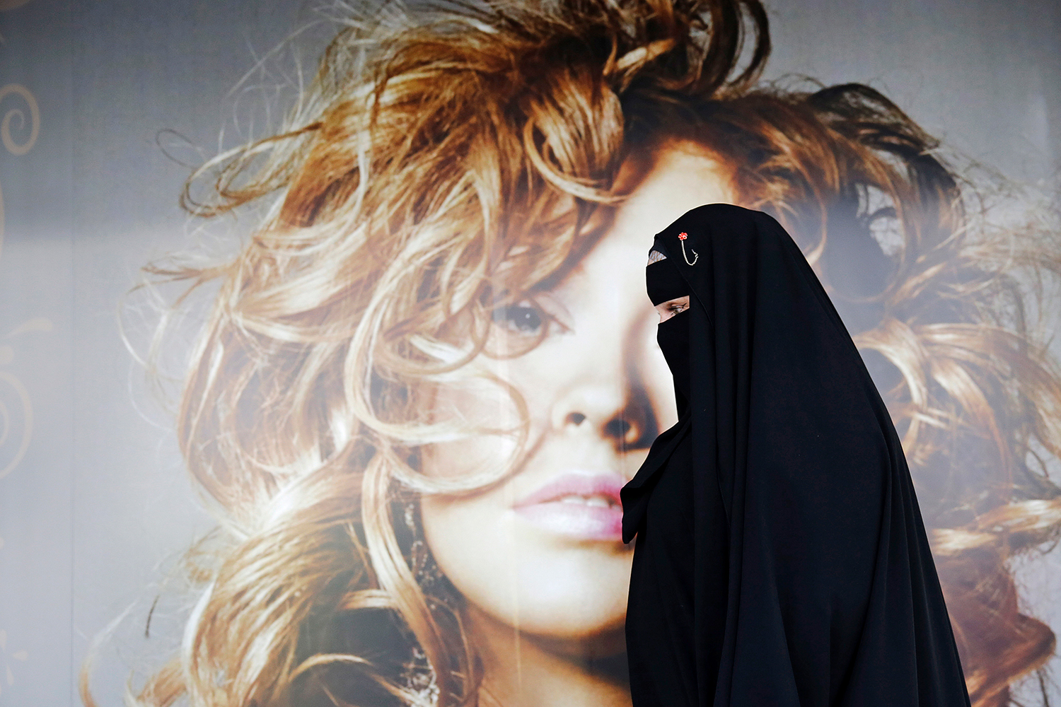 Un ‘terrorista suicida’ vestido con un burka, resulta ser un amante disfrazado