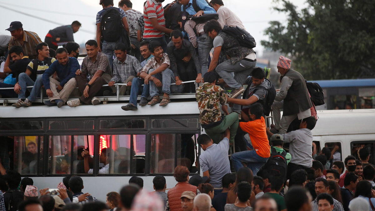 30 personas mueren al volcar un autobús con sobrecarga en Nepal