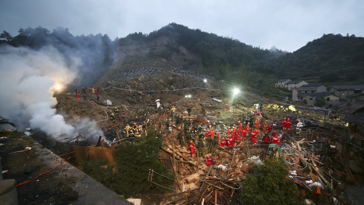 Al menos 21 muertos y 16 desaparecidos tras un deslizamiento de tierra en China