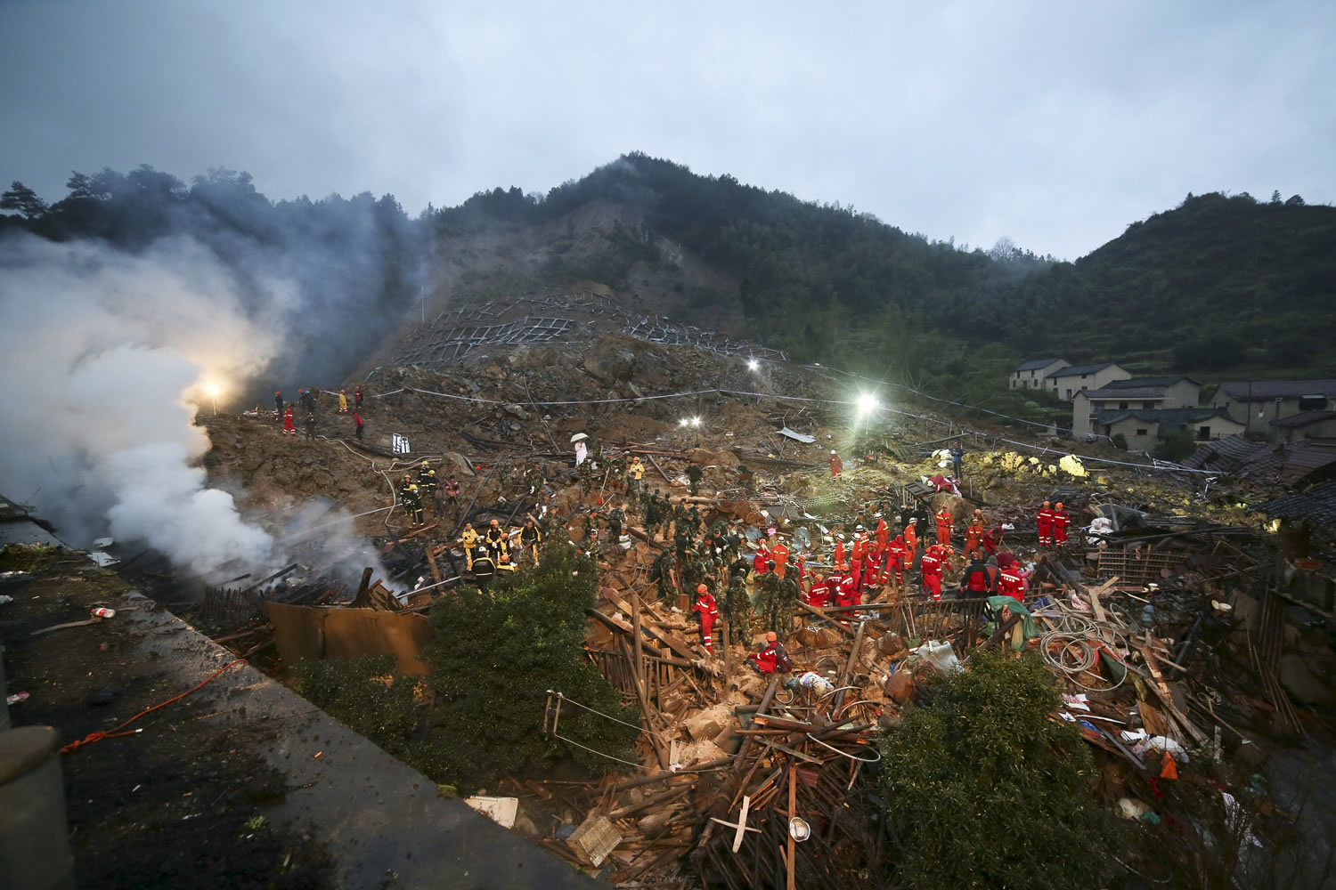 Al menos 21 muertos y 16 desaparecidos tras un deslizamiento de tierra en China