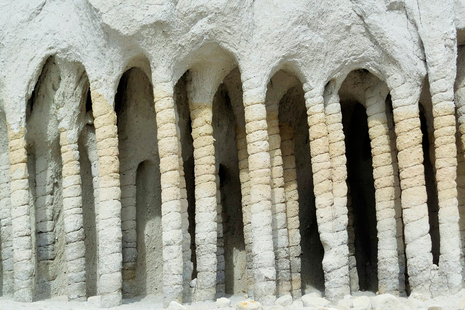 Los investigadores determinan el origen de las misteriosas columnas aparecidas en el lago Crowley