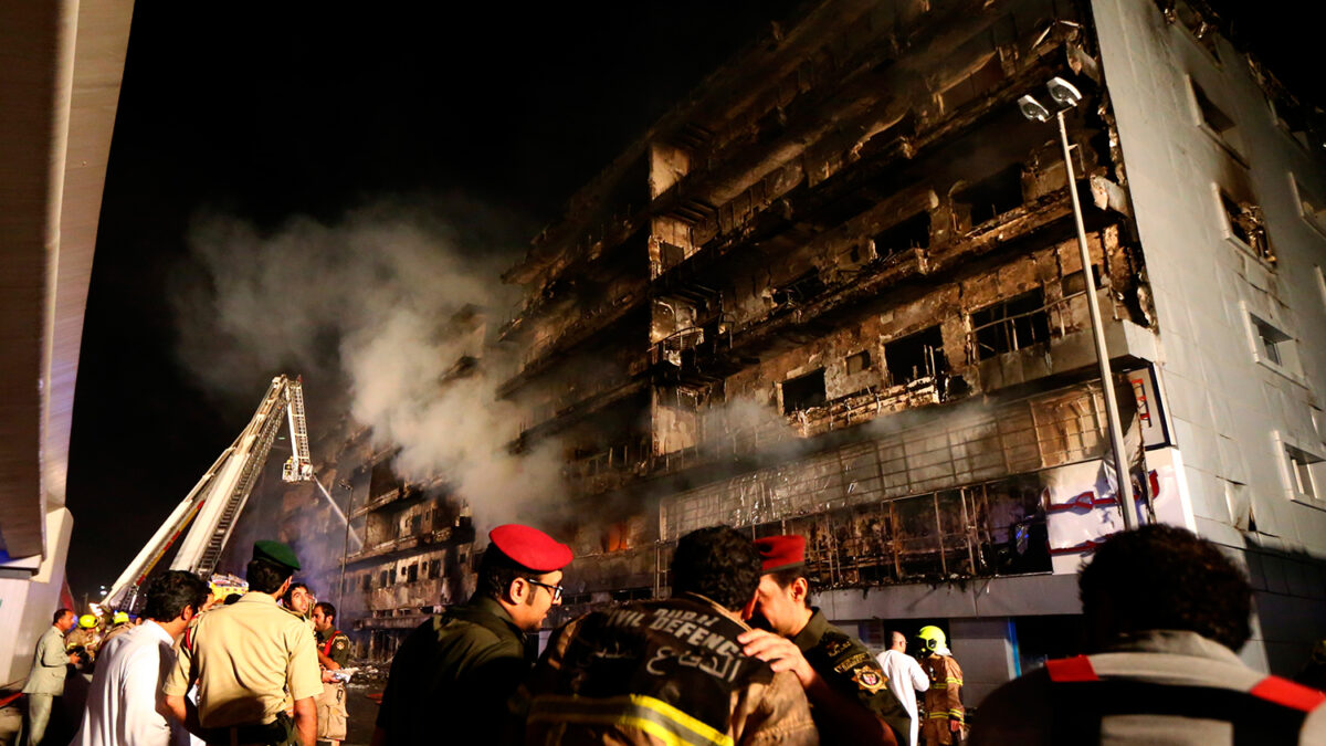 Un gran incendio devasta tres edificios residenciales en Dubai