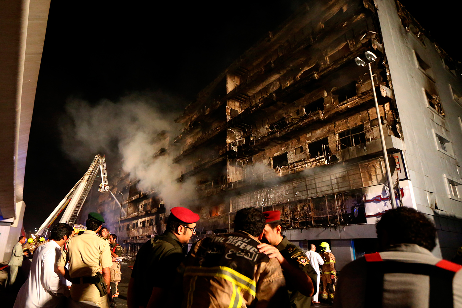Un gran incendio devasta tres edificios residenciales en Dubai