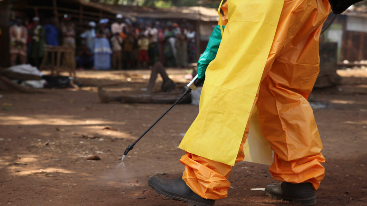 La última paciente de ébola de Guinea recibe el alta