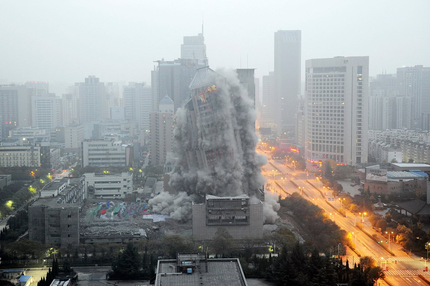 Derrumban el edificio más alto de China para construir un centro comercial