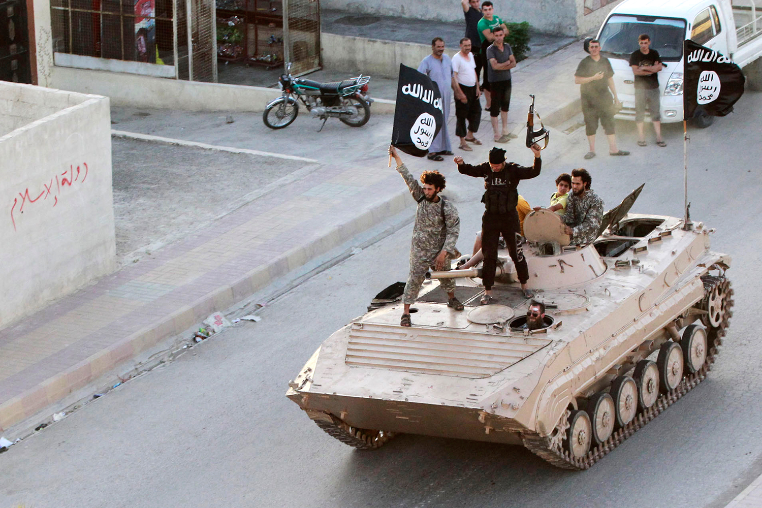 Estados Unidos ataca por primera vez camiones cisterna del Estado Islámico