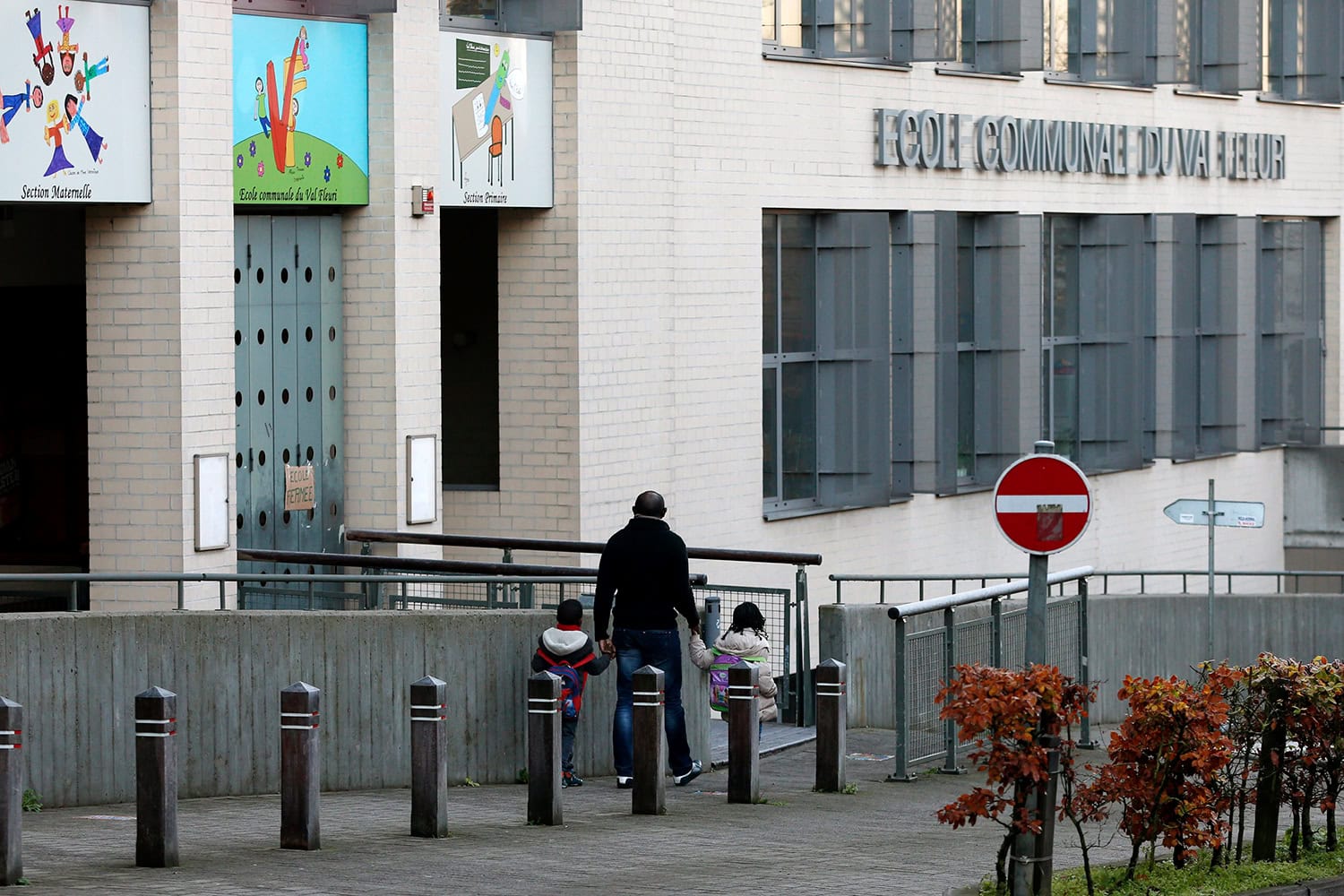 Bruselas prorroga la alerta pero abre colegios y metro