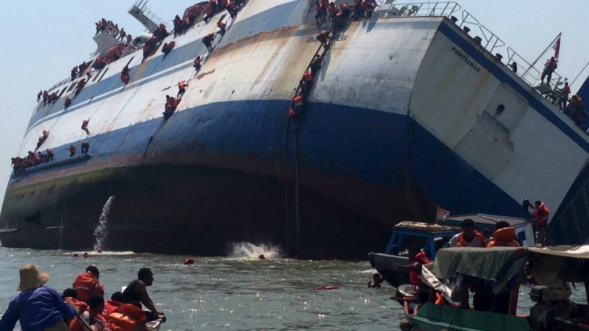 Se hunde un ferry con 175 pasajeros en Indonesia