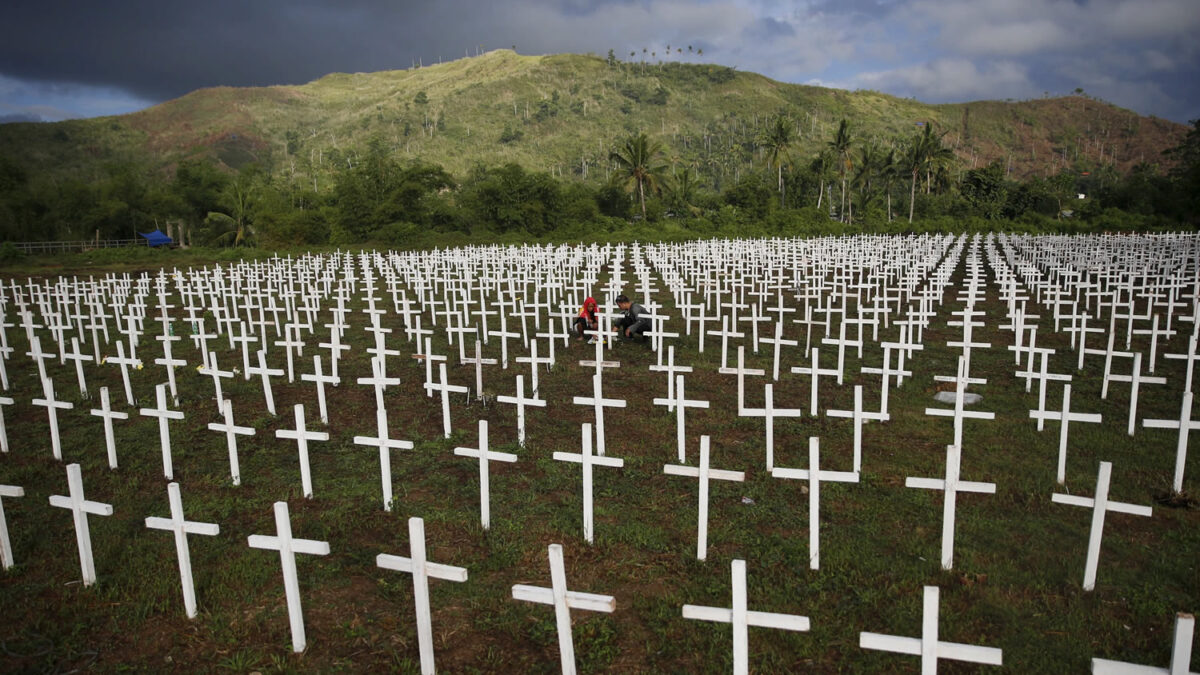 La visita a un cementerio muy especial: la fosa común de las 6000 víctimas del tifón Haiyan