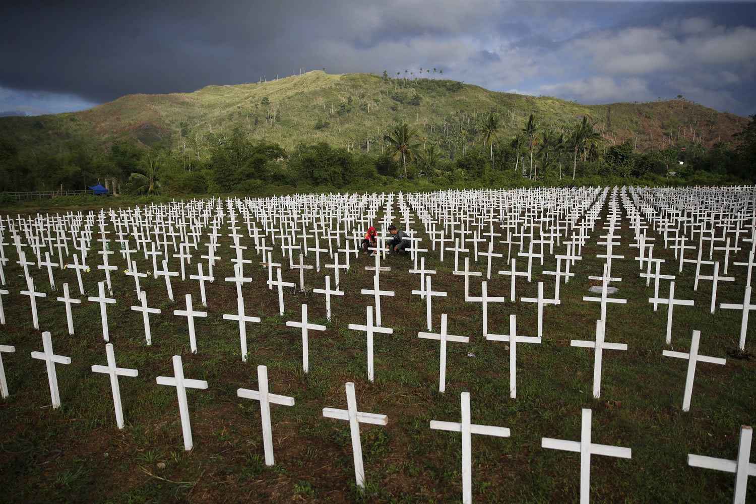 La visita a un cementerio muy especial: la fosa común de las 6000 víctimas del tifón Haiyan