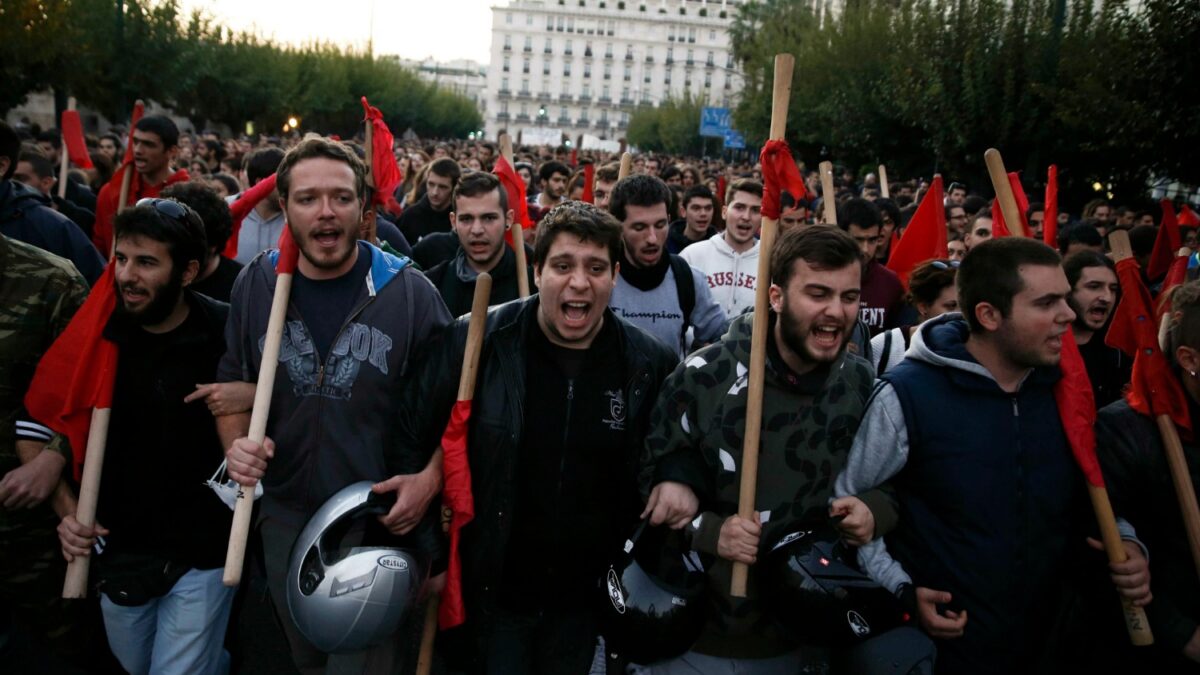 Estudiantes arrojan botellas de agua a los ministros de Syriza