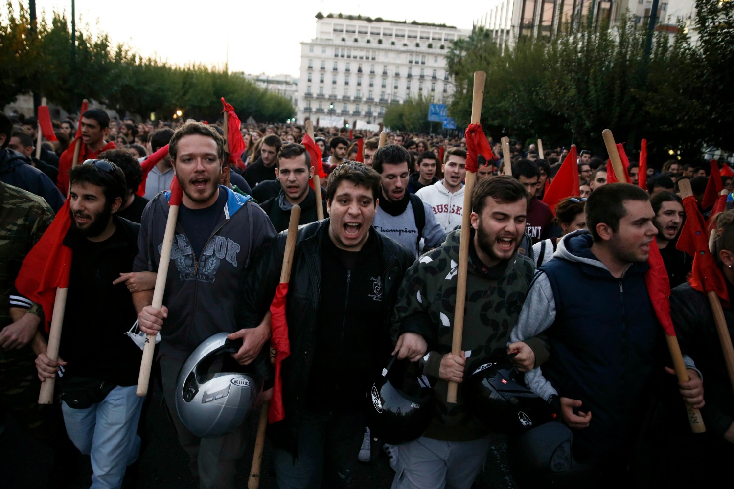Estudiantes arrojan botellas de agua a los ministros de Syriza