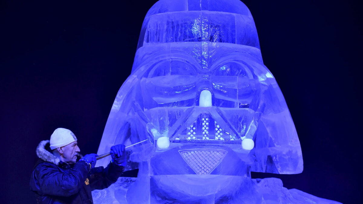 Decenas de artistas tallan Star Wars en hielo