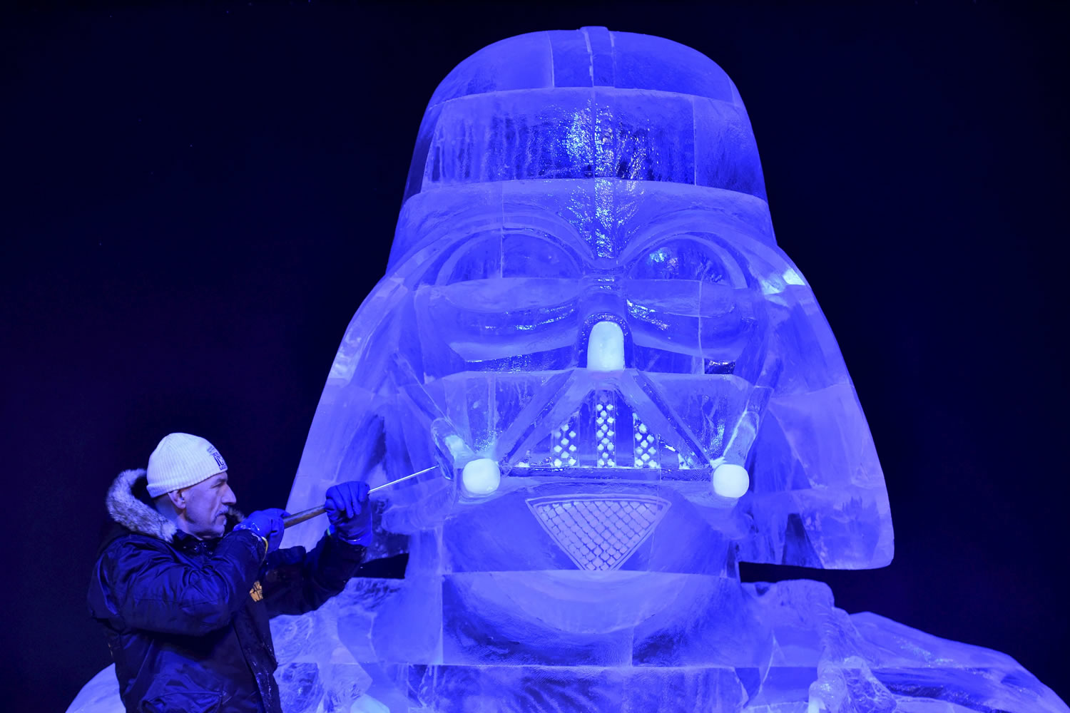 Decenas de artistas tallan Star Wars en hielo