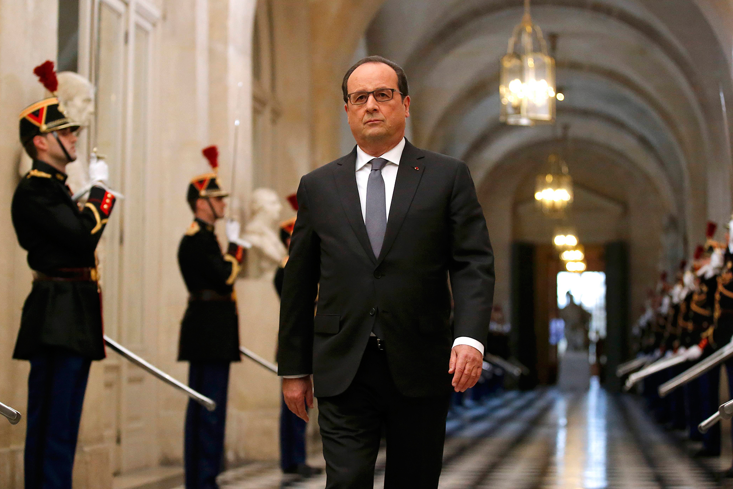 Hollande ordena prolongar tres meses el estado de emergencia y advierte que «no habrá tregua»