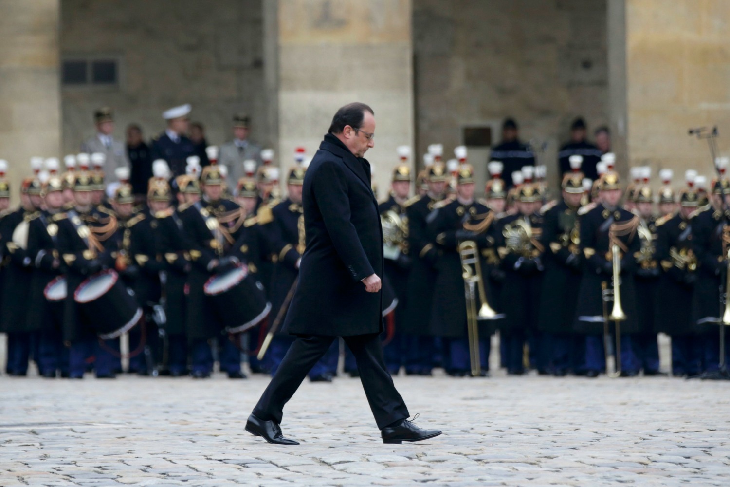 Hollande promete en el homenaje a las víctimas "destruir al ejército de fanáticos" del IS
