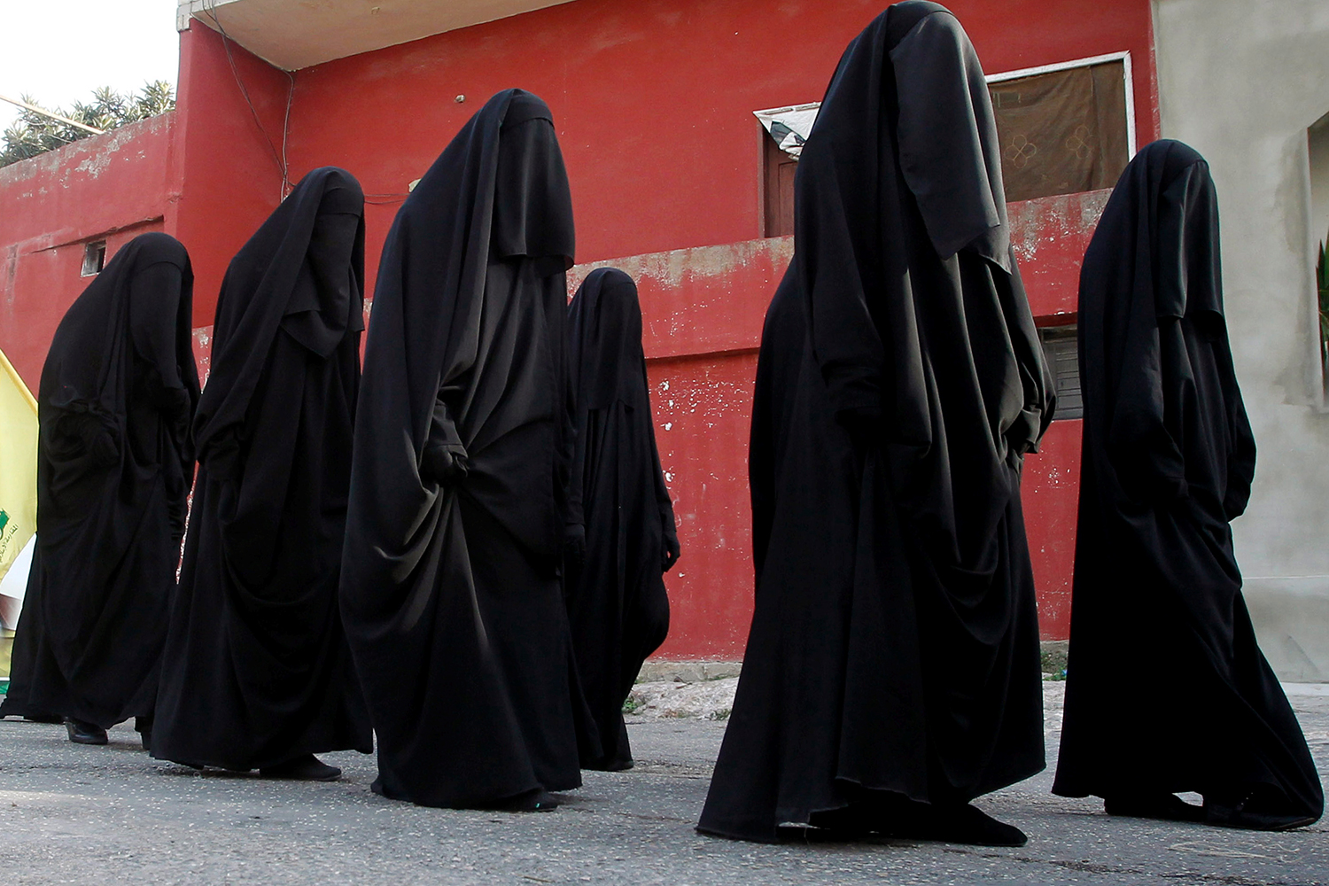 El Estado Islámico azota a mujeres que llevan maquillaje debajo del velo