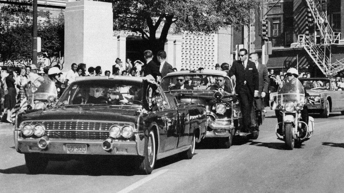 Subastan por 100.000 dólares la matrícula del coche en el que viajaba Kennedy el día de su asesinato