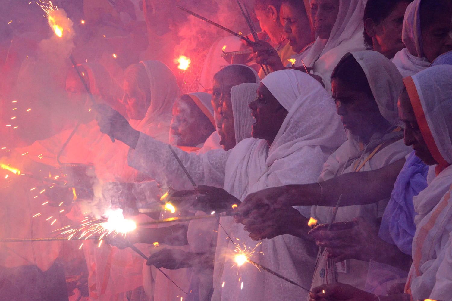 Las viudas abandonadas por sus familias celebran el Festival de las Luces en la India