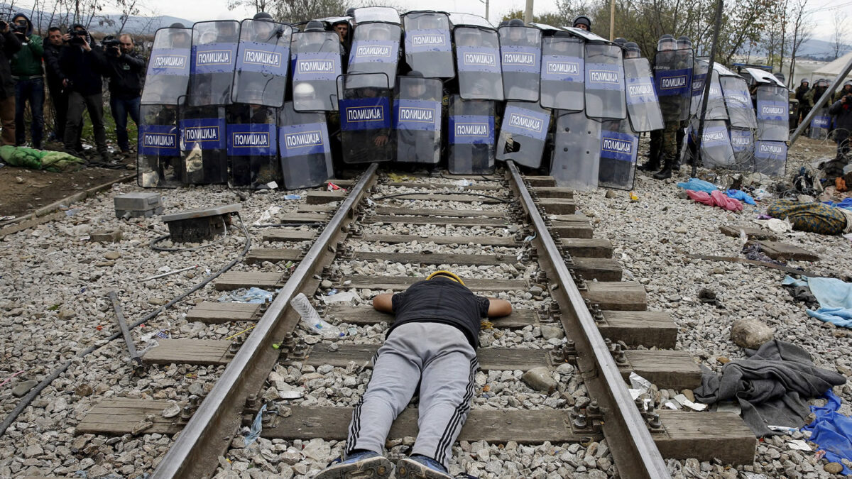 Un inmigrante electrocutado en un tren desata batalla campal en la frontera de Macedonia