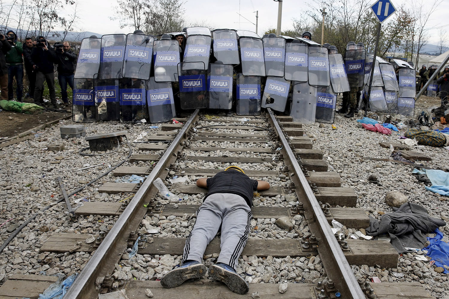 Un inmigrante electrocutado en un tren desata batalla campal en la frontera de Macedonia