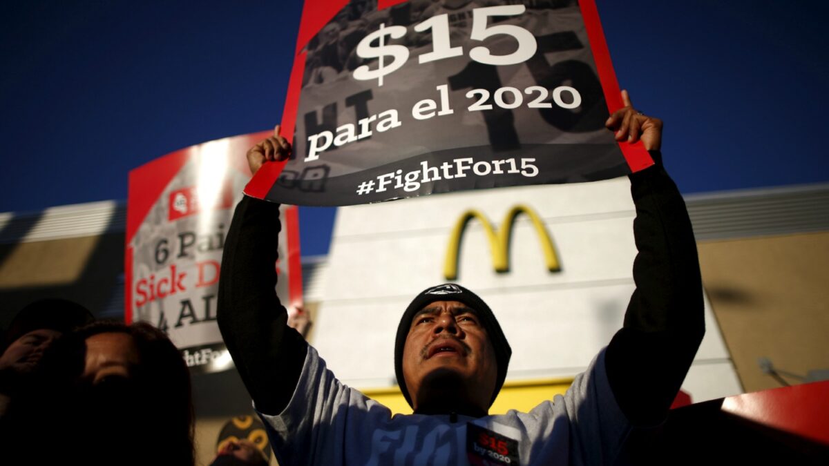 Thousands of U.S. workers protest to set a $15 per hour minimum wage