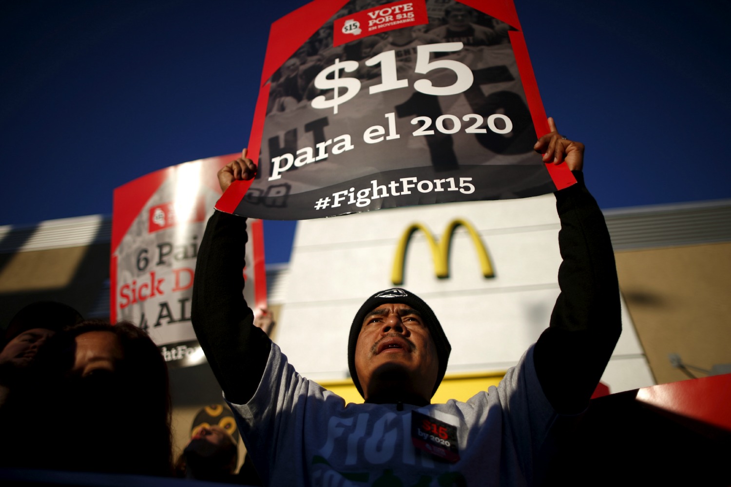 Thousands of U.S. workers protest to set a $15 per hour minimum wage