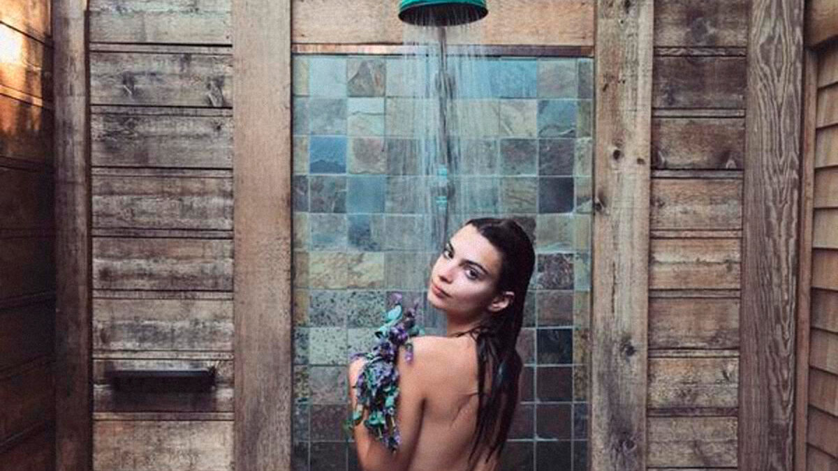 Supermodel Emily Ratajkowski undresses on Instagram again