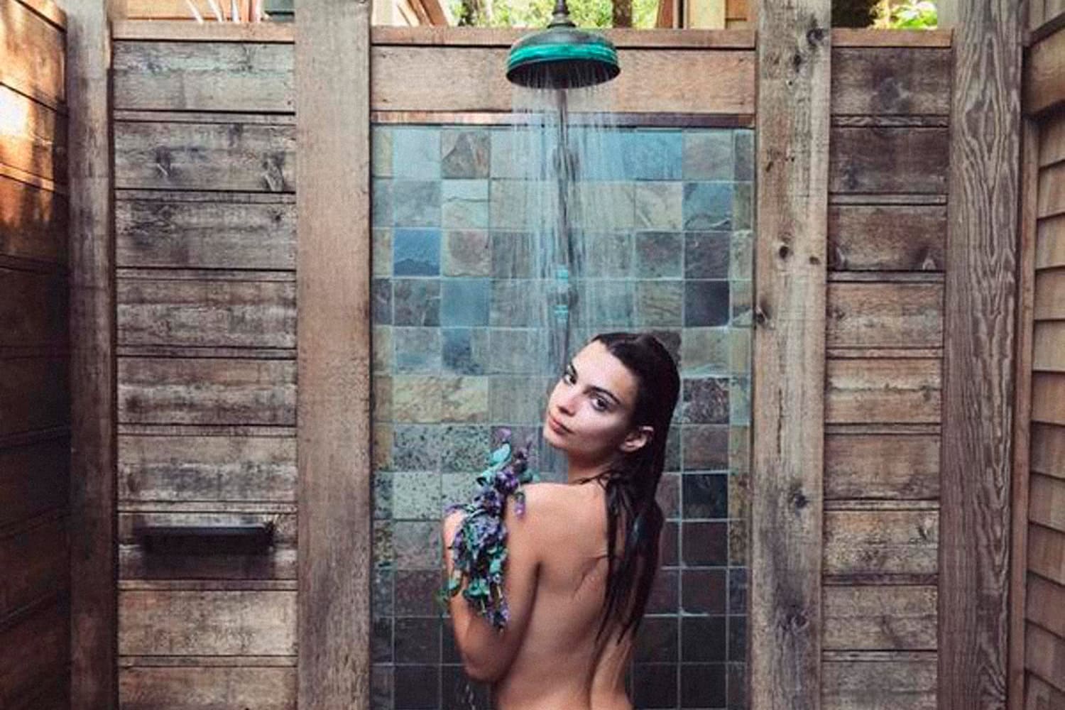 Supermodel Emily Ratajkowski undresses on Instagram again