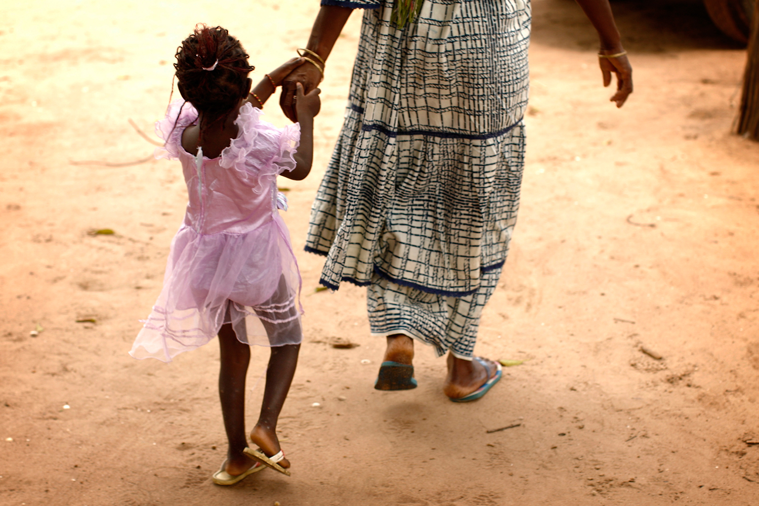 Gambia prohíbe la mutilación genital femenina
