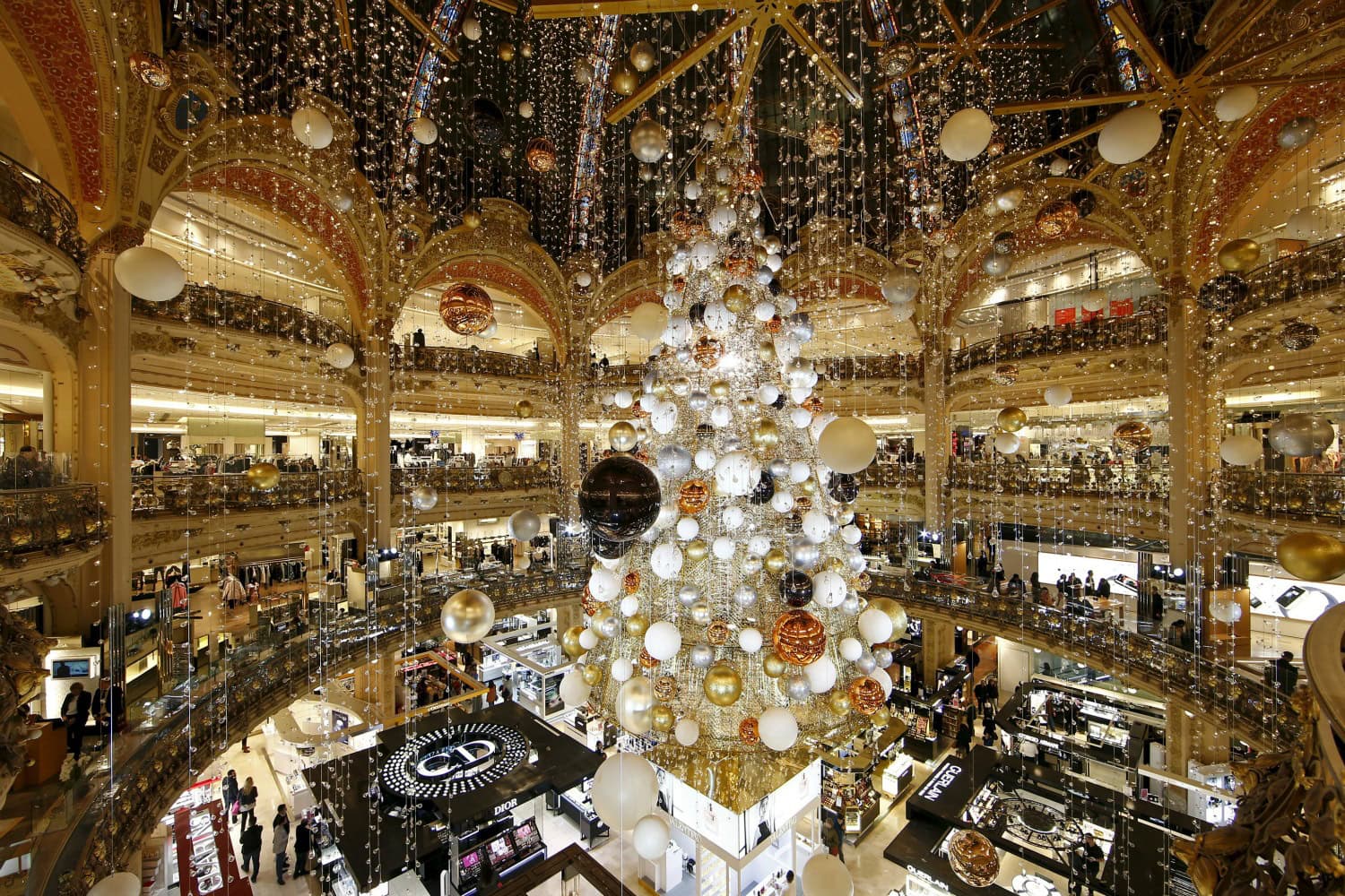 Christmas has arrived to Paris