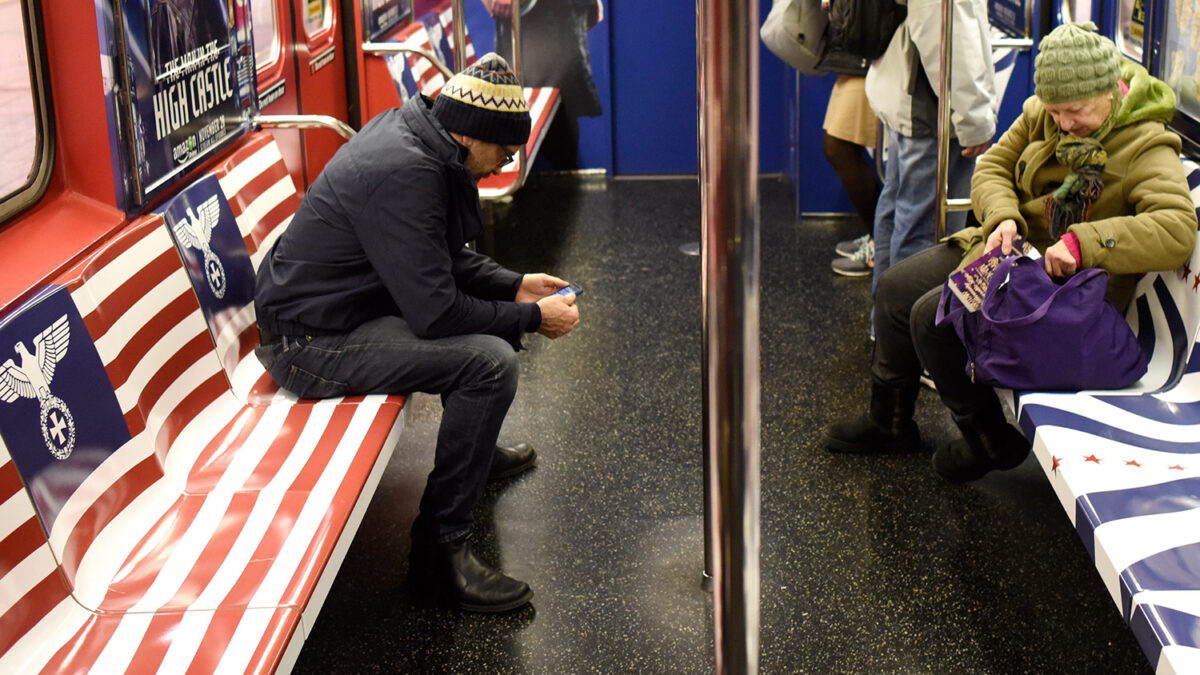 Amazon retira una promoción con estética nazi en el metro de Nueva York