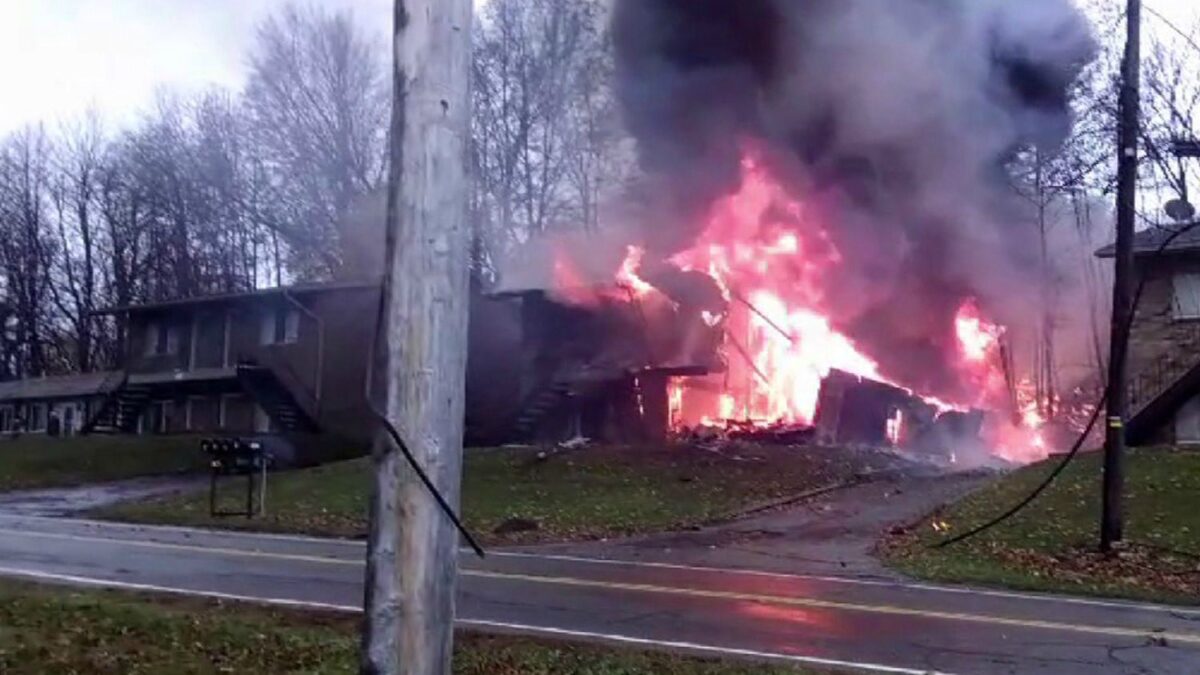 Mueren nueve personas en un accidente de avioneta en Ohio que se estrelló contra una casa