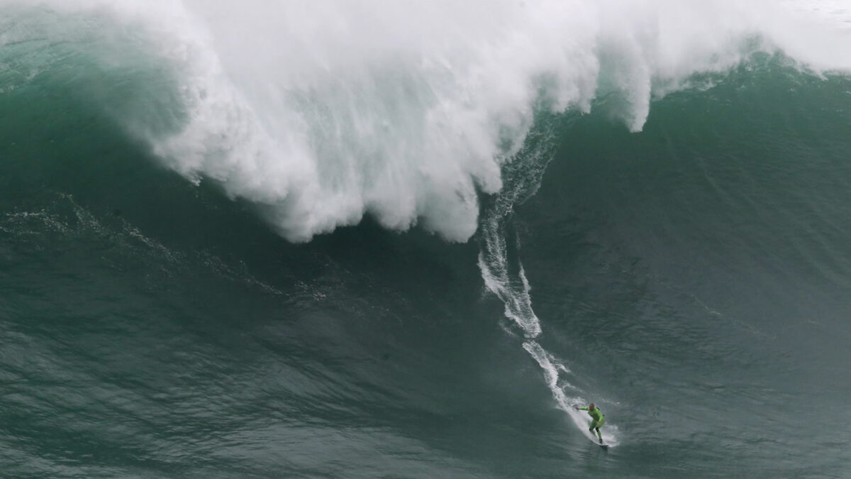 La ola más grande del mundo se surfea en Portugal