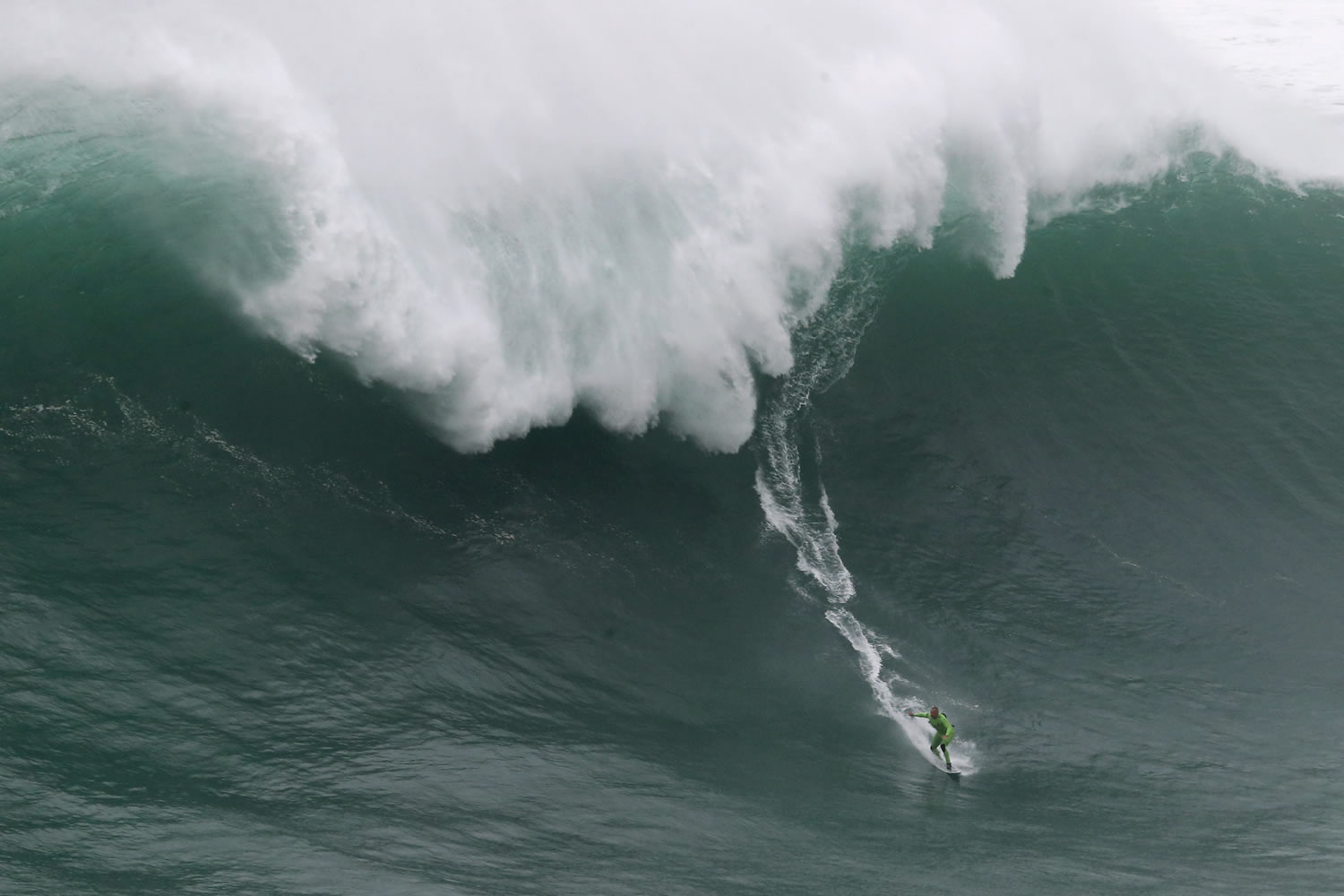 La ola más grande del mundo se surfea en Portugal