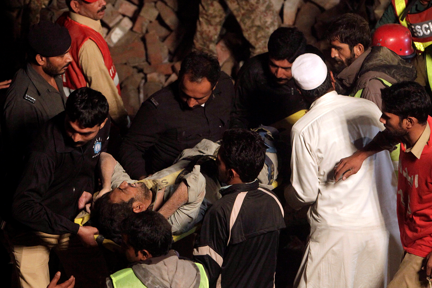18 muertos y más de 100 desaparecidos al derrumbarse una fábrica en construcción en Pakistán