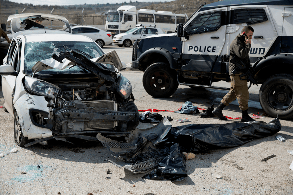 Palestinian shot to death after attempting to ram his car against a group of Israelis