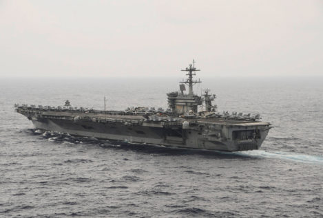 Ashton Carter visita un portaviones en el mar Meridional de China en medio de un clima de tensión